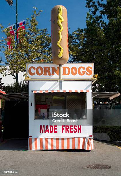 Stojak Corndog - zdjęcia stockowe i więcej obrazów Kiosk - Kiosk, Corn dog, Wesołe miasteczko