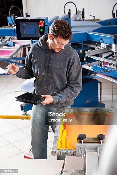 Photo libre de droit de Homme Travaillant Dans Une Boutique Dimpression À Écran Plat banque d'images et plus d'images libres de droit de Ordinateur