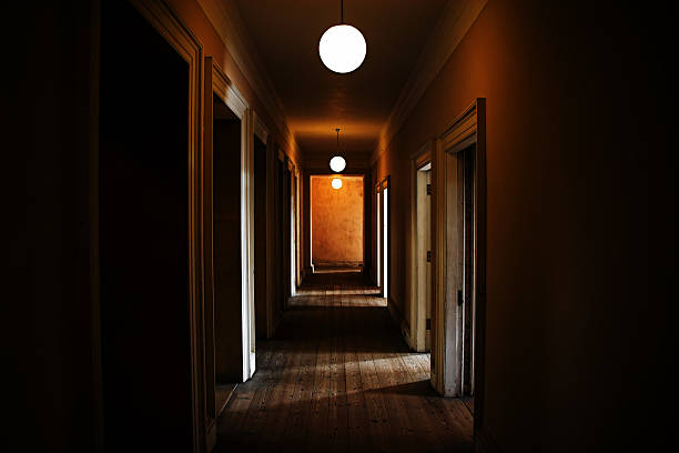 corredor escalofriante oscuro - spooky corridor horror entrance hall fotografías e imágenes de stock