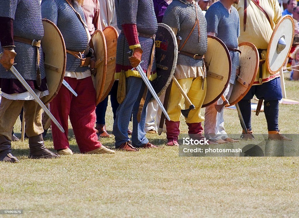 Os bárbaros e Vikings com espadas. - Foto de stock de Armadura tradicional royalty-free