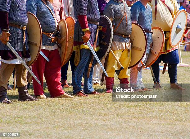 Foto de Os Bárbaros E Vikings Com Espadas e mais fotos de stock de Armadura tradicional - Armadura tradicional, Armamento, Batalha - Guerra