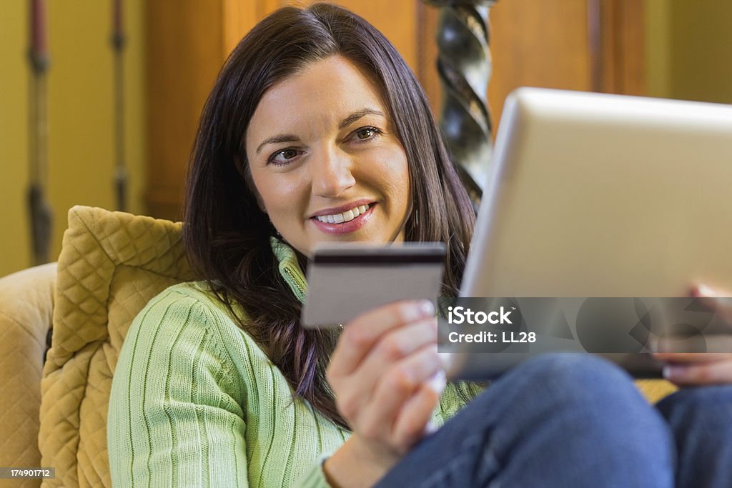Mulher compras on-line com Tablet Digital - Foto de stock de 30 Anos royalty-free