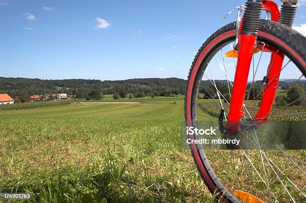 Photo libre de droit de Mountain Bike Dans La Ville Pittoresque De Shoot banque d'images et plus d'images libres de droit de Faire du vélo - Faire du vélo, Activité, Adulte