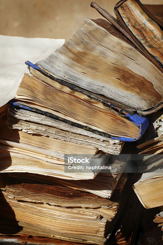 Plile di vecchi libri - 2 - Foto stock royalty-free di Bagnato