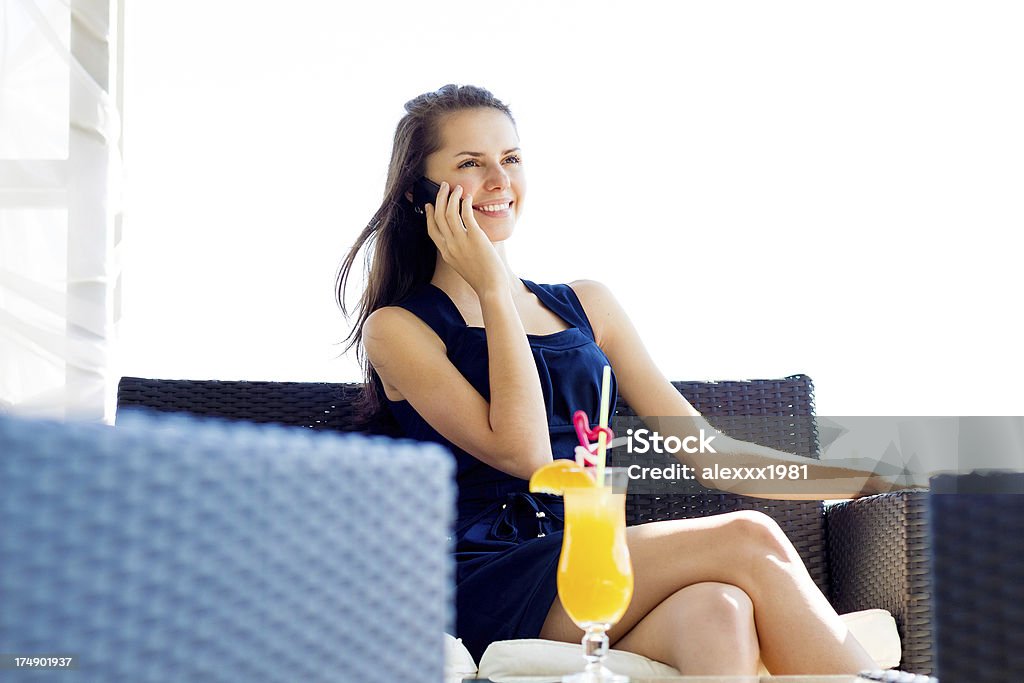 Junge Frau reden auf Handy im Sommer Café. - Lizenzfrei Alkoholfreies Getränk Stock-Foto