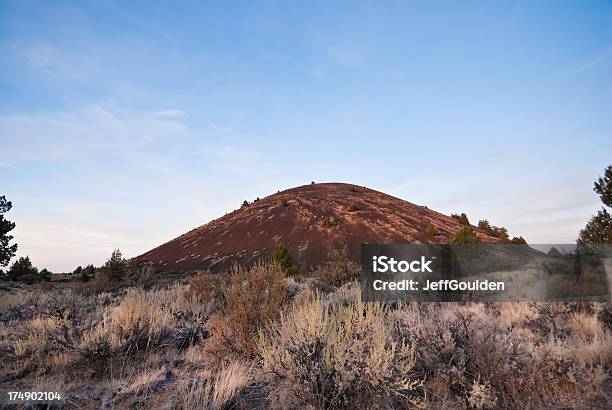 Foto de Schonchin Butte Ao Pôrdosol e mais fotos de stock de América do Norte - América do Norte, Arcaico, Beleza natural - Natureza