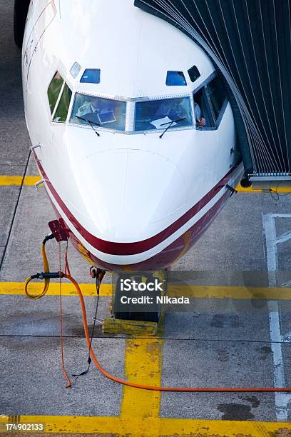 Cabine De Piloto De Avião A Jato Nariz De 737 - Fotografias de stock e mais imagens de Aeroporto - Aeroporto, Amarelo, Asa de aeronave