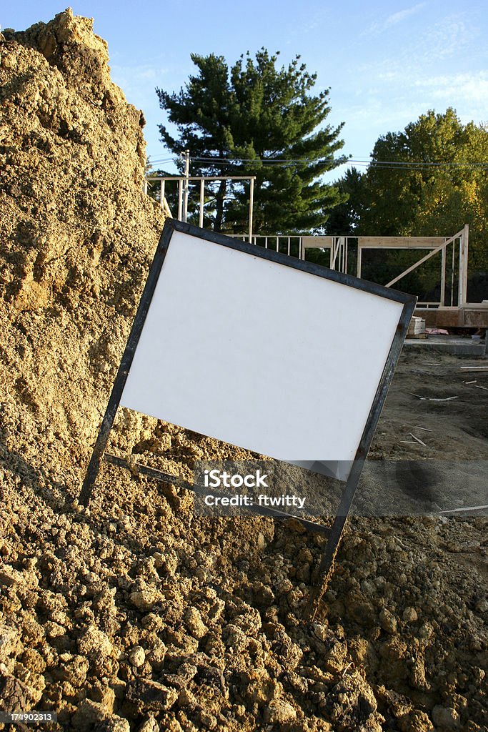 Construcción de sitio web con signo en blanco - Foto de stock de Cartel inmobiliario libre de derechos
