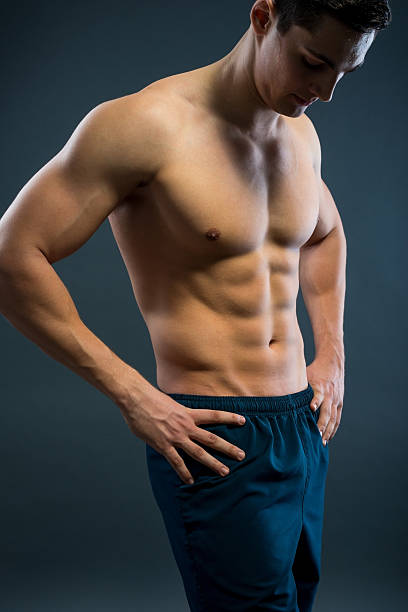 若い musular 男性、灰色の背景 - sex symbol the human body male abdomen ストックフォトと画像