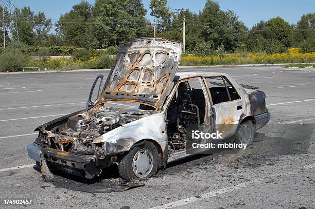 Queimado Abandonado Aluguer - Fotografias de stock e mais imagens de Carro - Carro, Demolido, Queimado