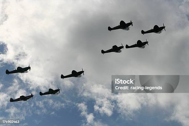 Spitfire Squadrone - Fotografie stock e altre immagini di Sagoma - Controluce - Sagoma - Controluce, Aeroplano, Cielo