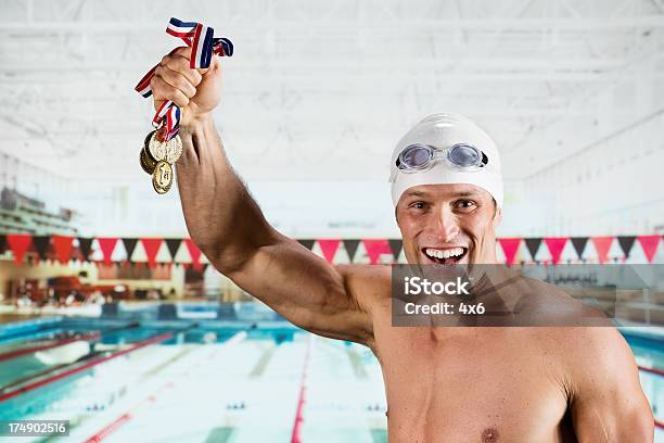 Foto de Bem Sucedido Homem Nadador Com Suas Medalhas e mais fotos de stock de Esportista - Esportista, Medalha, Medalha de ouro