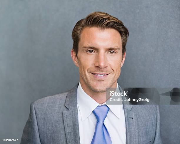 Empresario Sobre Gris Foto de stock y más banco de imágenes de Retrato - Retrato, Sonreír, 30-39 años