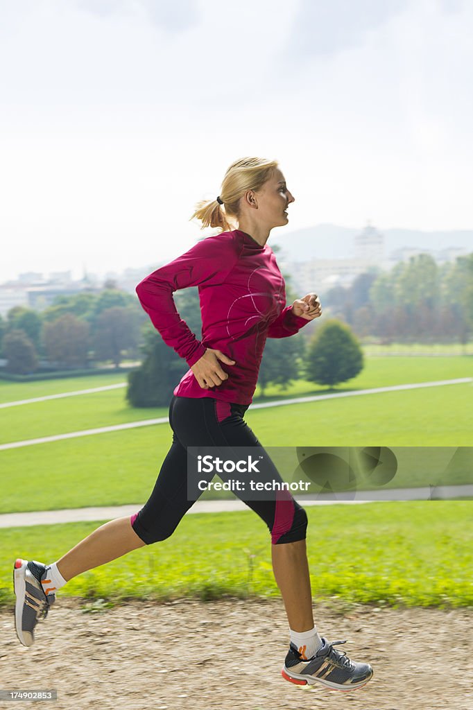 Młode kobiety jogging w parku - Zbiór zdjęć royalty-free (20-24 lata)