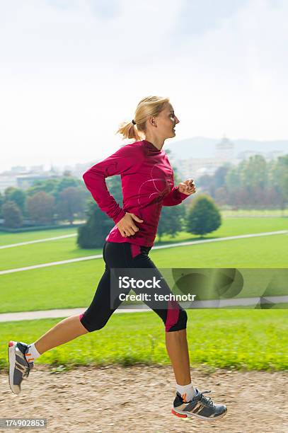 Młode Kobiety Jogging W Parku - zdjęcia stockowe i więcej obrazów 20-24 lata - 20-24 lata, Aktywny tryb życia, Bieg długodystansowy