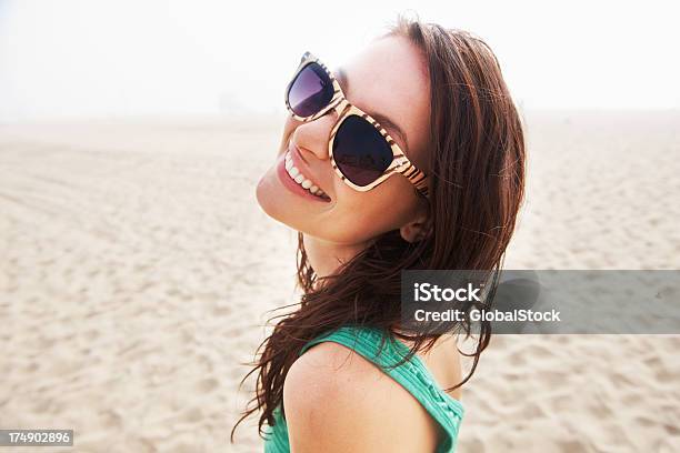 Süße Sommer Lächeln Stockfoto und mehr Bilder von Attraktive Frau - Attraktive Frau, Blick in die Kamera, Braunes Haar