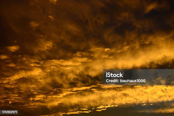 Nuvens De Tempestade - Fotografias de stock e mais imagens de Agoirento - Agoirento, Ao Ar Livre, Condições Meteorológicas