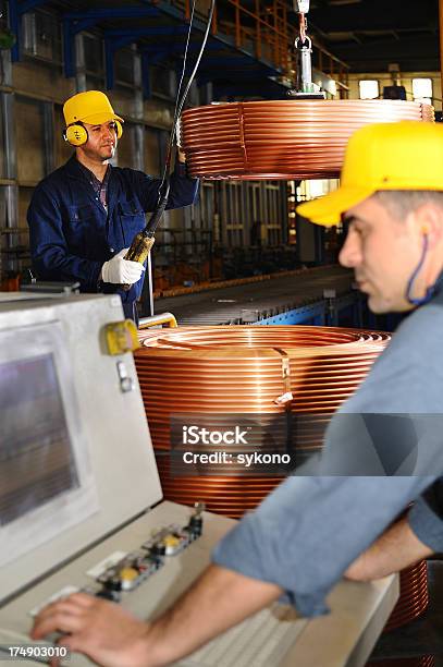 Przejdź Na Żuraw W Magazynie - zdjęcia stockowe i więcej obrazów Bezpośrednio poniżej - Bezpośrednio poniżej, Centrum dystrybucyjne, Ciągnąć