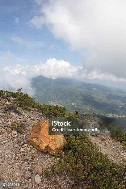 Photo libre de droit de Soufre Stone Sur Les Pentes Du Mont Egon banque d'images et plus d'images libres de droit de Asie - Asie, Caillou, Cratère volcanique