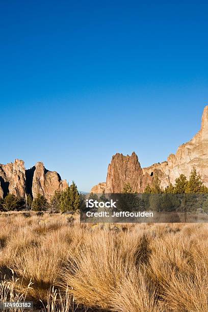 Luce Del Primo Mattino Di Smith Rock - Fotografie stock e altre immagini di Alba - Crepuscolo - Alba - Crepuscolo, Ambientazione esterna, America del Nord