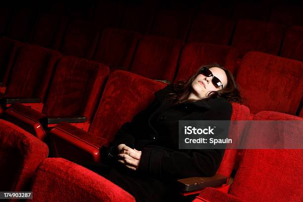 Duermen En El Teatro Foto de stock y más banco de imágenes de Sala de cine - Sala de cine, Dormir, Mujeres