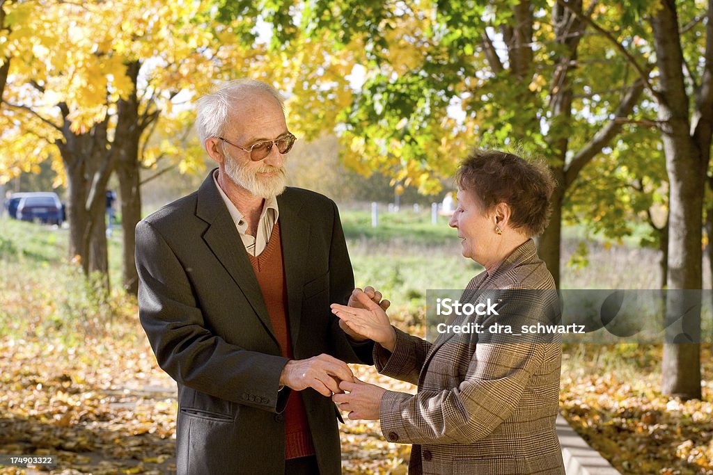 Pareja Senior en el parque otoño - Foto de stock de Actividades recreativas libre de derechos