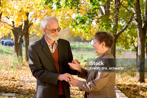 Coppia Senior Nel Parco Autunno - Fotografie stock e altre immagini di Adulto - Adulto, Adulto in età matura, Albero