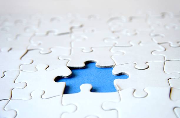 une pièce manquant - portion blue jigsaw puzzle puzzle photos et images de collection