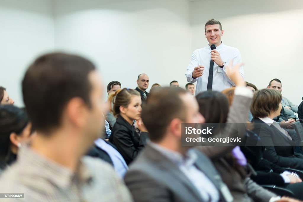 Junger Manager mit Mikrofon - Lizenzfrei Antworten Stock-Foto