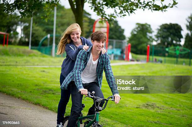 Teen Paar Im Skatepark Stockfoto und mehr Bilder von 16-17 Jahre - 16-17 Jahre, Aktivitäten und Sport, BMX