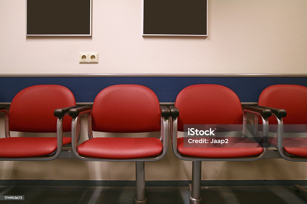 Quatre chaises rouges dans une salle d'attente avec blank peintures - Photo de Abstrait libre de droits