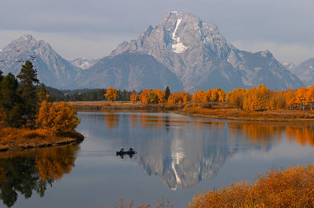 oxbow bend avec automne couleur et de canoë - wyoming teton range jackson hole autumn photos et images de collection