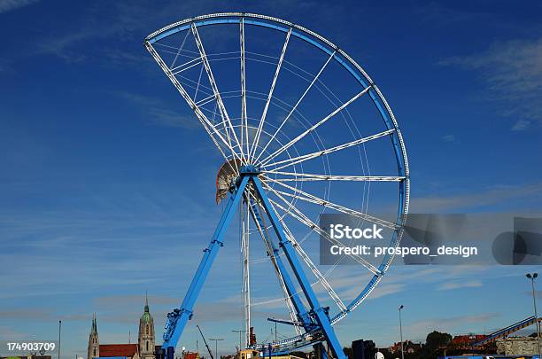 Foto de Construir Uma Roda Gigante e mais fotos de stock de Alegria - Alegria, Atividade Recreativa, Atração de Parque de Diversão
