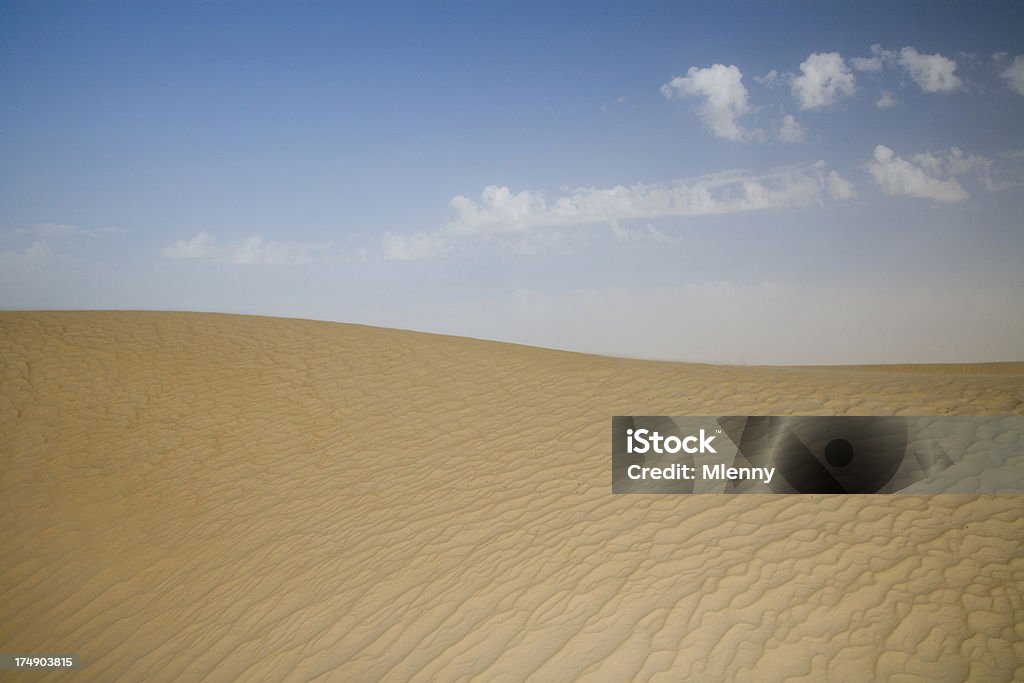 Desierto de dunas cielo azul - Foto de stock de Abandonado libre de derechos