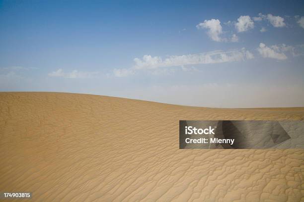 Desierto De Dunas Cielo Azul Foto de stock y más banco de imágenes de Abandonado - Abandonado, Aire libre, Ajardinado
