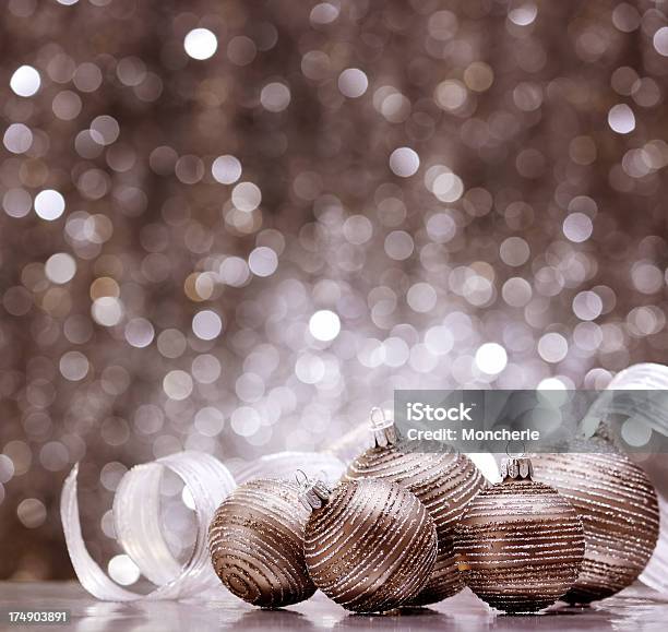 Photo libre de droit de Glitter Doux Bruns Ballons De Noël Avec Ruban Décoration banque d'images et plus d'images libres de droit de Artificiel