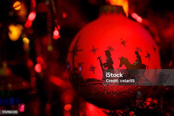 Photo libre de droit de Religieux Nativité Silhouette Boule De Noël Rouge banque d'images et plus d'images libres de droit de Crèche de Noël - Crèche de Noël, Illumination, Jésus-Christ