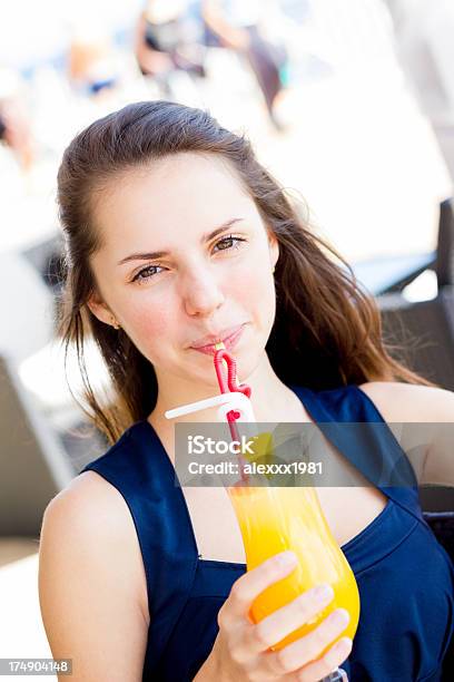 Młoda Kobieta Pije Sok Pomarańczowy Z Słomy Na Zewnątrz - zdjęcia stockowe i więcej obrazów Aperitif