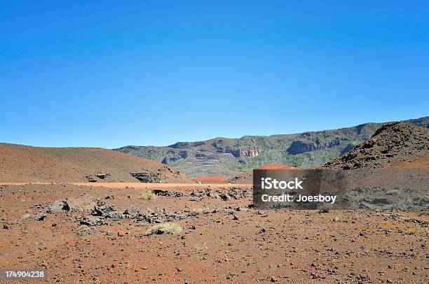Reunion Crater Strada Tortuosa - Fotografie stock e altre immagini di Ambientazione esterna - Ambientazione esterna, Basalto, Blu