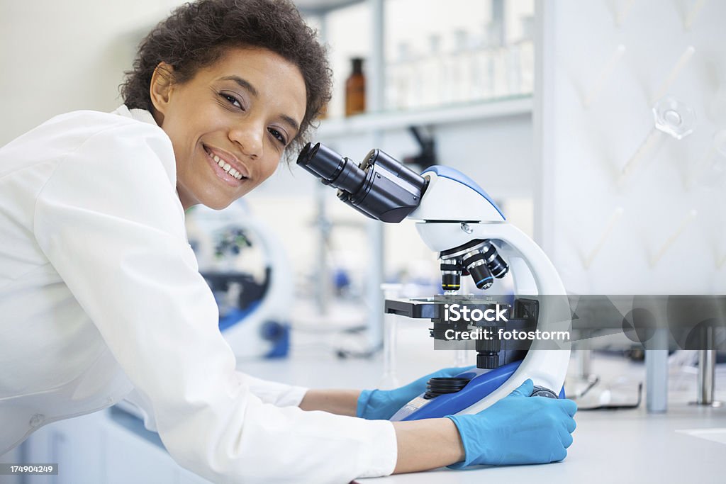 Cientista Olhando através do Microscópio - Royalty-free Aula de Química Foto de stock