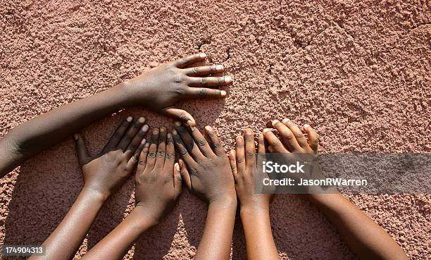 Foto de As Mãos Em Uma Parede e mais fotos de stock de Afro-americano - Afro-americano, Braço humano, Comportamento