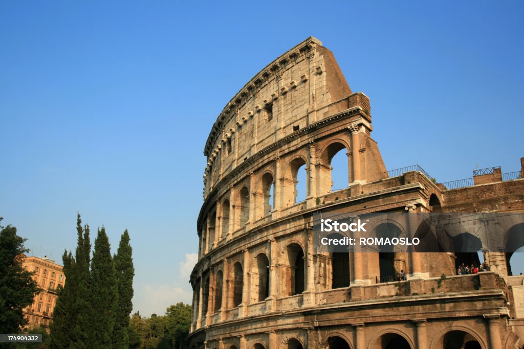 Coliseo sol en la noche, Roma, Italia - Foto de stock de Anfiteatro libre de derechos