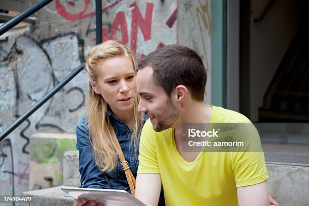 Junges Paar Holding Einen Tablet Stockfoto und mehr Bilder von Aussuchen - Aussuchen, Bildschärfe, Blondes Haar