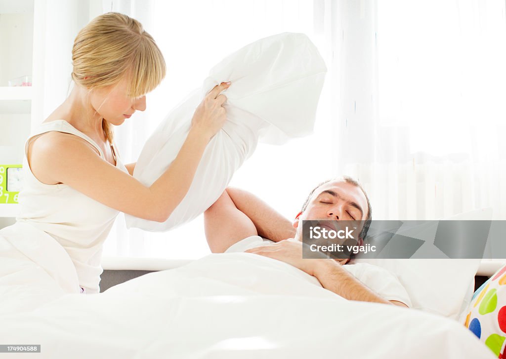 Homem roncando na cama. - Foto de stock de Cobrindo royalty-free