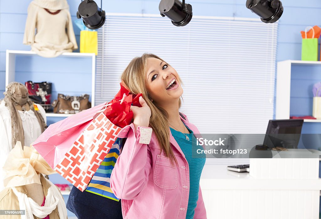 Adulto joven mujer llevando bolsas de compras y regalos - Foto de stock de 20 a 29 años libre de derechos