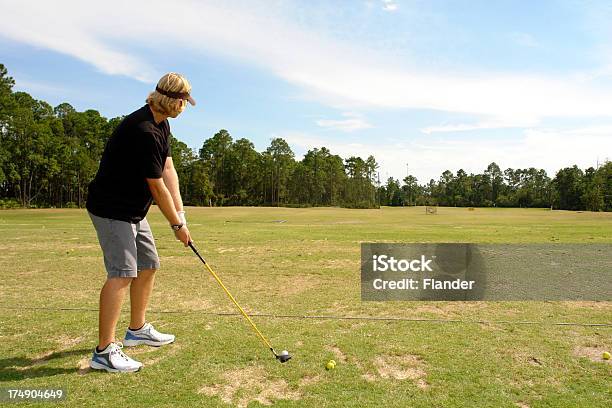 Teeing Off - Fotografias de stock e mais imagens de Agarrar - Agarrar, Atirar à Baliza, Balançar