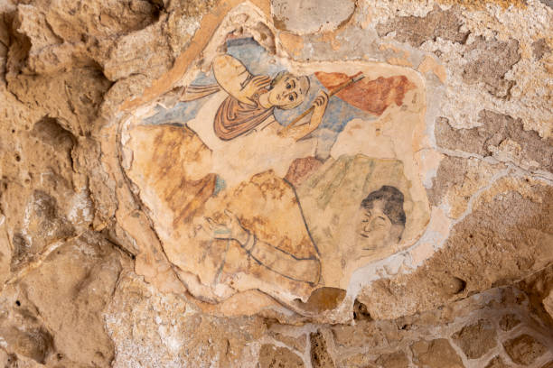 fragmentos de um afresco na antiga cidade de salamis, norte de chipre - famagusta - fotografias e filmes do acervo
