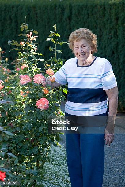 Donna Nel Giardino Di Rose - Fotografie stock e altre immagini di Adulto - Adulto, Adulto in età matura, Anziani attivi