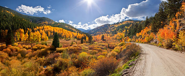rocky mountain valley en otoño panorama - orange sauce fotografías e imágenes de stock