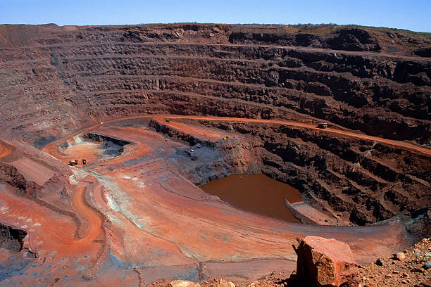 grande corte de minério de ferro mina aberta - iron mining - fotografias e filmes do acervo